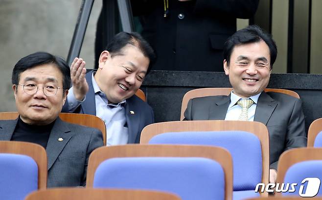 2023년 12월 8일 더불어민주당 의원총회에서 이야기를 나누고 있는 안규백 의원(오른쪽)과 김병주 의원. ⓒ News1 임세영 기자