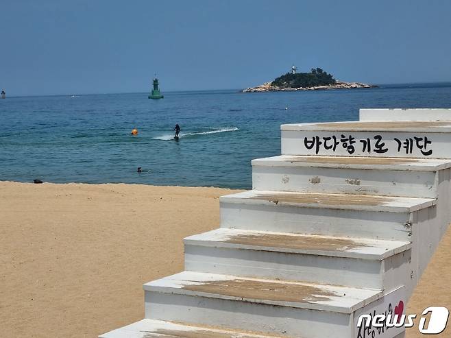 속초해수욕장에 물놀이로 무더위를 식히는 나들이객으로 가득하다.2023.6.28/뉴스1 ⓒ News1 윤왕근 기자