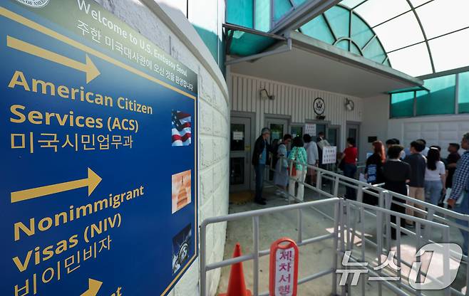 서울 종로구 주한미국대사관 앞에 미국 비자를 발급 받으려는 시민들이 줄 지어 서 있다. 2025.6.5/뉴스1 ⓒ News1 김성진 기자