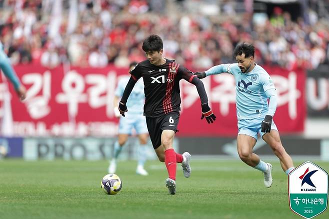 경기 출전이 목 말랐던 기성용은 결국 새로운 팀으로의 이적을 결심했다. (한국프로축구연맹 제공)