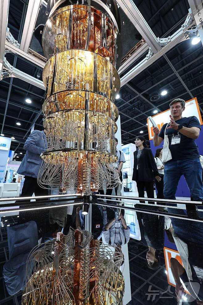 24일 서울 서초구 aT센터에서 열린 '퀀텀코리아 2025'에서 관람객들이 양자컴퓨터 모형을 살펴보고 있다. 2025.6.24/뉴스1 ⓒ News1 김도우 기자