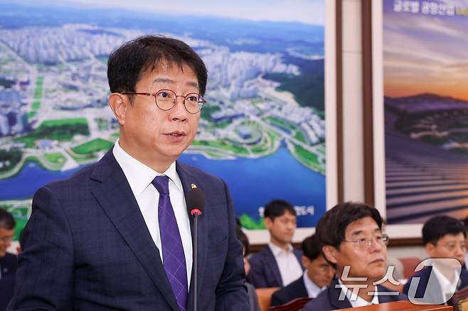 박상우 국토교통부 장관이 25일 오전 서울 여의도 국회에서 열린 제426회국회(임시회) 국토교통위원회 제1차 전체회의에서 추경안 보고를 하고 있다. 2025.6.25/뉴스1 ⓒ News1 안은나 기자