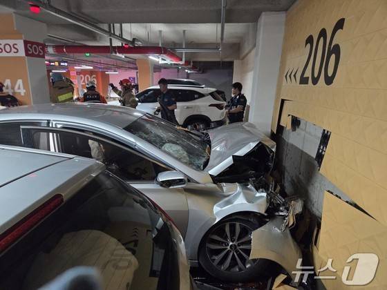 지난 19일 오후 2시 26분쯤 세종 새롬동의 한 아파트 지하 1층에서 승용차가 주차장 벽을 들이받은 사고 현장 (세종소방본부 제공) 2025.6.19/뉴스1