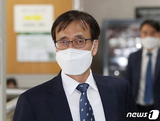 압수수색 과정에서 한동훈 당시 검사장(현 법무부 장관 후보자)을 폭행한 혐의를 받는 정진웅 법무연수원 연구위원이 17일 서울 서초구 서울중앙지방법원에서 열린 특정범죄가중처벌등에관한법률위반 공판에 출석하고 있다. 2022.5.17/뉴스1 ⓒ News1 이성철 기자