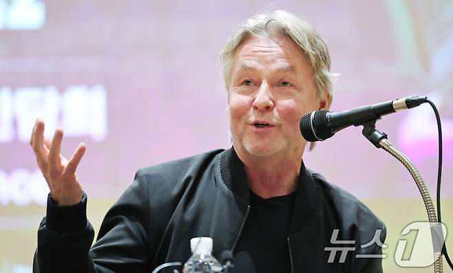 에사페카 살로넨(Esa-Pekka Salonen)이 25일 오전 서울 서초구 서울문화예술교육센터에서 에사페카 살로넨 & 뉴욕 필하모닉with 크리스티안 짐머만 내한공연 기자간담회를 하고 있다. 11년만에 열리는 이번 내한공연은 오는 27일과 28일 예술의전당 콘서트홀에서 열린다. 2025.6.25/뉴스1 ⓒ News1 장수영 기자