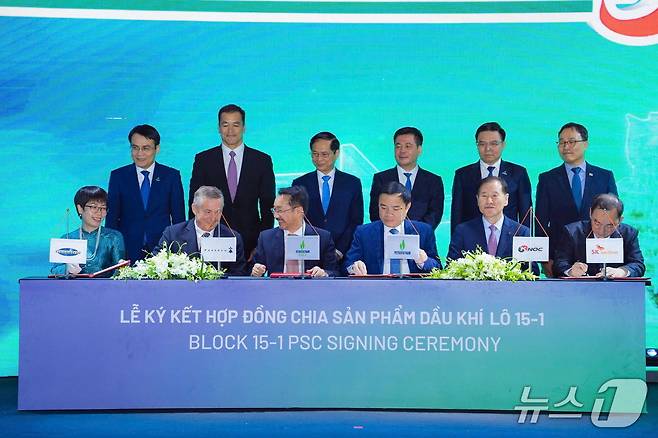 한국석유공사 김동섭 사장(앞줄 오른쪽에서 두번째)이 20일 베트남 하노이에서 열린 15-1 광구 신규 광권 계약서명식에 참석해 기념촬영을 하고 있다. (석유공사 제공) /2025.6.25/  ⓒ News1