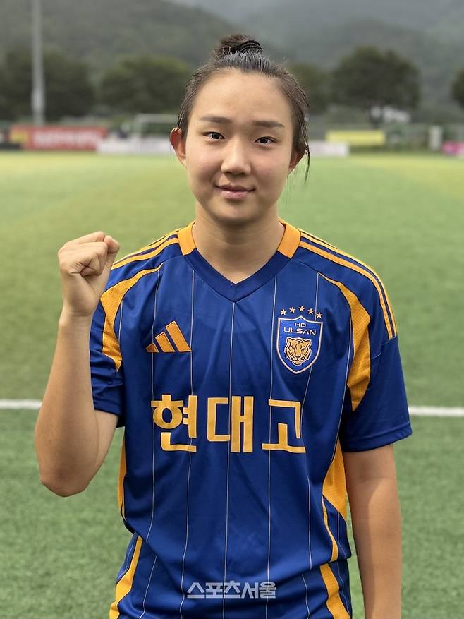 울산현대고 권다은이 24일 합천군민체육공원에서 열린 제33회 여왕기 전국여자축구대회 4강전을 마친 뒤 인터뷰에 임하고 있다. 합천 | 정다워 기자