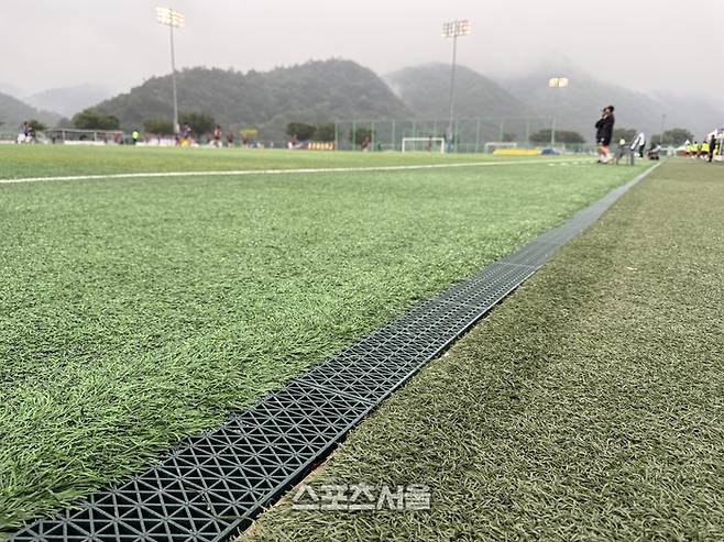 장마, 폭우에도 최상의 피치 상태를 유지하는 합천군민체육공원 경기장 모습. 배수판, 배수로 설치로 우천 경기에도 배수가 원활하게 이뤄진다.  합천 | 정다워 기자