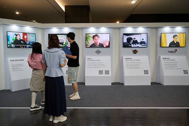 NDC 참가자들이 넥슨 대표 IP들의 성장사와 확장 과정을 담은 대형 영상을 보고 있다. 사진 | 넥슨