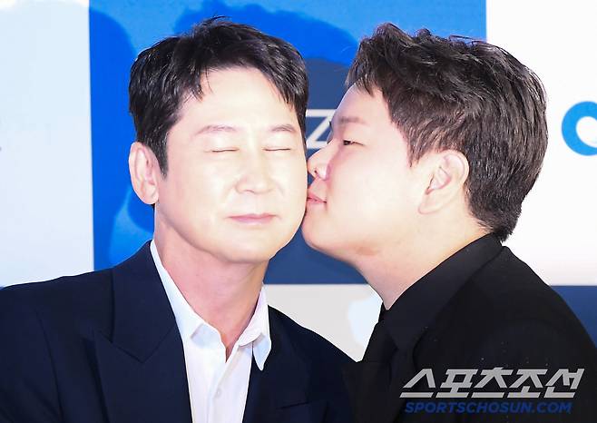 제4회 청룡시리즈어워즈 핸드프린팅 행사가 25일 서울 여의도 CGV에서 열렸다. 곽준빈이 신동엽의 볼에 입을 맞추고 있다. 정재근 기자 cjg@sportschosun.com/2025.6.25/