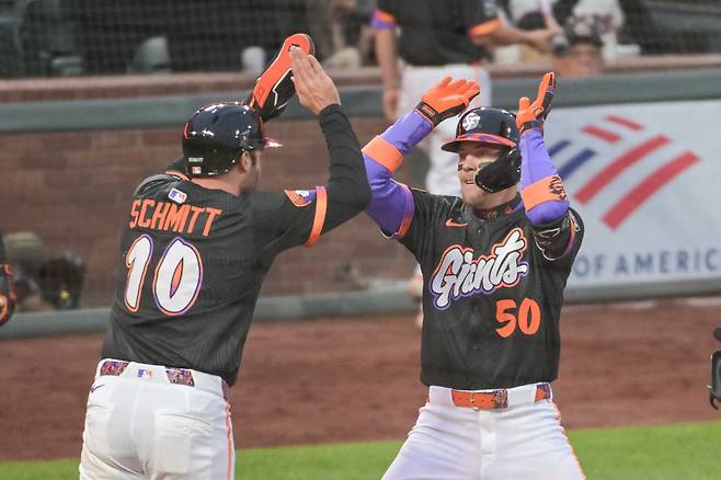 샌프란시스코 크리스티안 코스가 5회말 투런홈런을 날리고 들어와 케이시 슈미트와 하이파이브를 하고 있다. Imagn Images연합뉴스