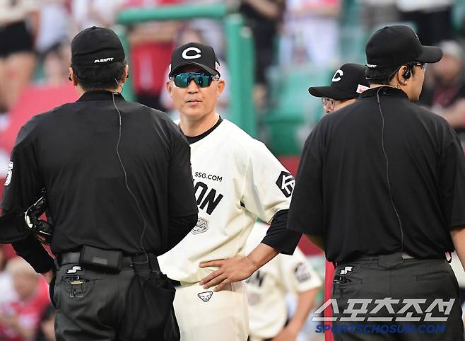 7회 심판 판정에 어필하는 SSG 이숭용 감독.