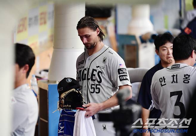 25일 대구 삼성라이온즈파크에서 열린 삼성과 한화의 경기. 3회 투구 후 교체되고 있는 한화 선발 와이스. 대구=송정헌 기자songs@sportschosun.com/2025.06.25/