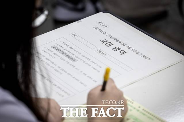 2025학년도 대학수학능력시험 9월 모의평가 시행일인 지난 4일 오전 서울 양천구 신목고등학교 학생들이 시험을 준비하고 있다./더팩트 DB