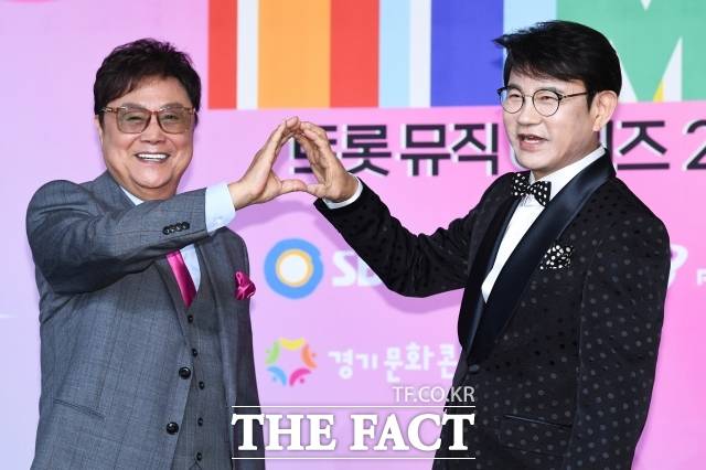 트로트 오디션 출신 라이징스타들이 대거 등장하면서 대다수 가수들이 방송활동이 줄었지만, 설운도는 젊은 후배들과 교감하며 레전드급 가수로 활발한 활동을 이어가고 있다. 사진은 설운도가 선배 가수 남진(왼쪽)과 '트롯 뮤직 어워즈 2024' 시상식에 참석해 레드카펫을 밟고 있다. /서예원 기자