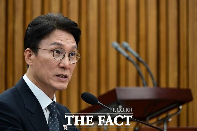 김민석 국무총리 후보자는 25일 미국 유학 당시 과거 불법 정치자금을 제공받은 강 모 씨로부터 월 450만원의 유학비를 받았다는 의혹에 대해 '배추 농사 투자 수익금'이었다며 전처가 2억원을 투자했다고 밝혔다. /남윤호 기자