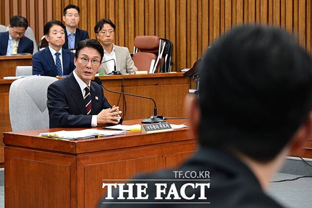 주진우 국민의힘 의원(오른쪽)의 질의에 답변하는 김민석 총리 후보.