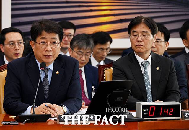 박상우 국토교통부 장관은 25일 국회 국토교통위원회 전체회의에 출석해 가덕도 신공항 개항이 1년 이상 지연된 데 유감을 표명했다. /배정한 기자