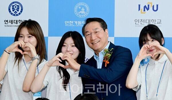 유정복 인천광역시장이 24일 연수구 포스코 인재창조원에서 열린 '제2회 인천 대학연합 창업아카데미 개막식'에서 기념촬영을 하고 있다.