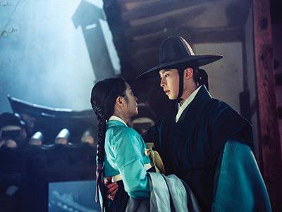 이재욱의 ‘퍼스널 컬러’는 한복이라는 말이 생길 만큼 넷플릭스 시리즈&nbsp;‘탄금’에서 완벽한 한복 옷태를 소화했다.