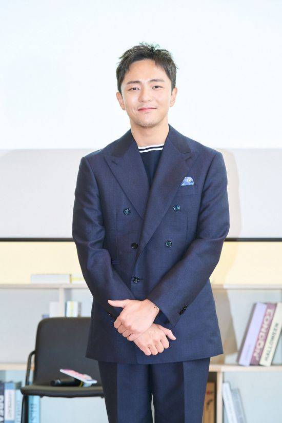 토니상 6관왕을 차지한 창작뮤지컬 '어쩌면 해피엔딩'의 박천휴 작가가 24일 서울 중구 커뮤니티하우스 마실에서 열린 기자간담회에서 기념사진을 찍고 있다.    [사진 제공= NHN링크]