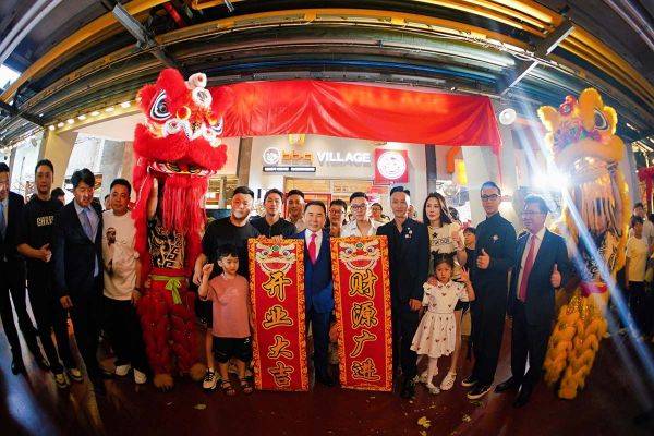 윤홍근 제너시스BBQ 그룹 회장(가운데)과 글로벌 사업부 관계자들이 중국 쓰촨성의 성도인 청두에 오픈한 'BBQ 빌리지 청두 동쟈오지이점'에서 기념촬영을 하고 있는 모습. 제너시스BBQ