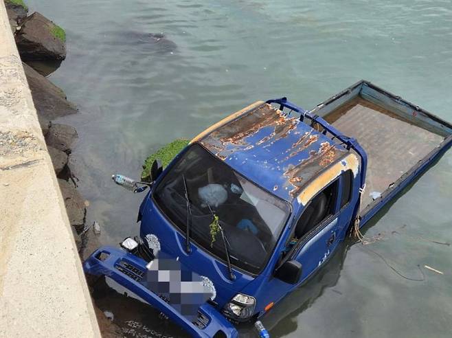 전남 완도군의 한 선착장에서 1.5t 트럭이 바다로 추락해 운전자가 숨지는 사고가 발생했다. 완도해경 제공