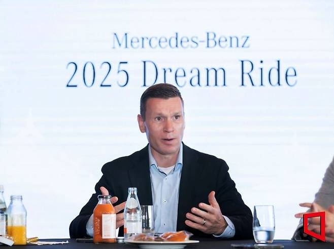마티아스 바이틀 메르세데스-벤츠 코리아 대표가 23일 제주에서 열린 '드림 라이드' 기자간담회에서 발언하고 있다. 메르세데스-벤츠