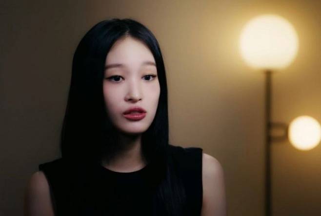 이명희 신세계 그룹 총괄회장의 외손녀이자 신세계그룹 정유경 회장의 맏딸인 문서윤이 데뷔를 앞두고 인터뷰를 공개했다. 유튜브 채널 ALLDAY PROJECT