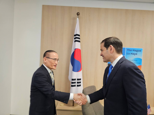 위성락(왼쪽) 국가안보실장이 25일(현지시각) 네덜란드 헤이그에서 열린 북대서양조약기구(나토·NATO) 정상회의에서 마르코 루비오 미국 국무장관 겸 국가안보보좌관과 만나 악수하고 있다. 사진=대통령실