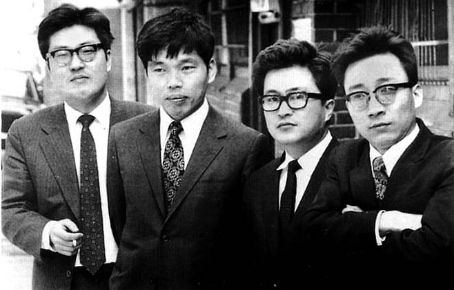문지의 4K - 1972년 서울 청진동 골목에서 찍은 사진. 왼쪽부터 김현, 김치수, 김병익, 김주연. /문학과지성사
