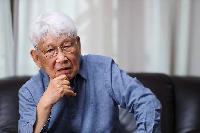 유종호 문학평론가가 본지 인터뷰에서 신경림 시인과의 인연에 대해 말하고 있다. /박성원 기자