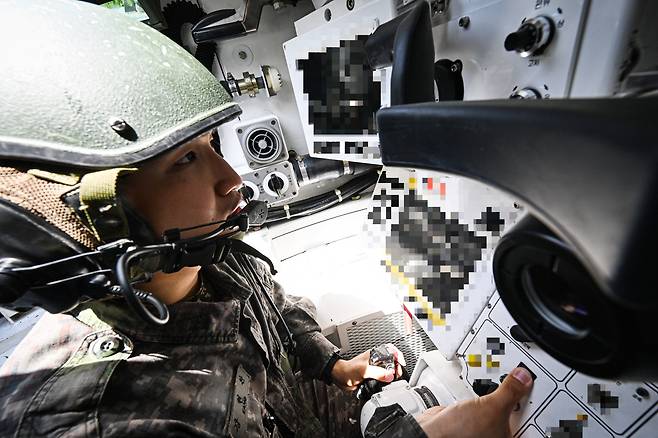 육군기계화학교 신임장교들이 K1A2전차 실사격 훈련을 실시하고 있다./육군 제공