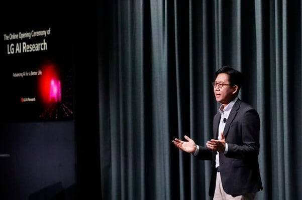 지난 2020년 LG AI연구원 출범을 기념하며 진행한 온라인 행사에서 배경훈 LG AI연구원 원장이 기조연설을 하고 있다./LG그룹 제공