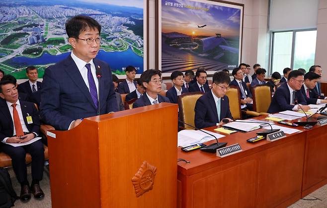 박상우 국토교통부 장관이 25일 오전 서울 여의도 국회에서 열린 제426회국회(임시회) 국토교통위원회 제1차 전체회의에서 추경안 보고를 하고 있다./뉴스1