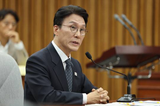 김민석 국무총리 후보자가 지난 24일 서울 여의도 국회에서 열린 인사청문회에서 의원질의에 답변하고 있다. 연합뉴스