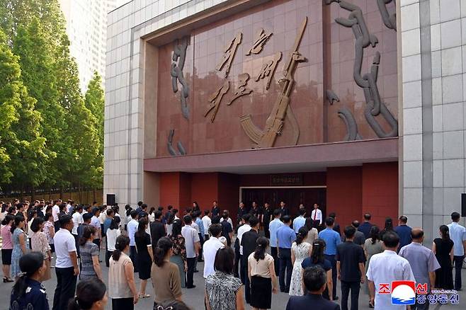 북한이 '6·25 미제반대투쟁의 날'을 맞아 지난 23일 평양 중앙계급교양관 교양마당에서 노동계급과 직맹원들의 복수결의모임을 가졌다고 조선중앙통신이 24일 보도했다. ⓒ조선중앙통신·연합뉴스