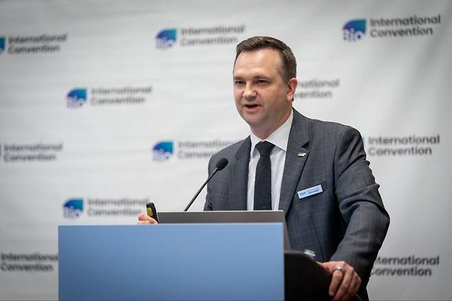 케빈 샤프 삼성바이오로직스 영업센터 세일즈&오퍼레이션 담당 부사장이 18일(현지시간) 미국 보스턴 ‘2025 바이오 인터내셔널 컨벤션’ 현장에서 영업 전략에 대해 설명하고 있다. ⓒ삼성바이오로직스