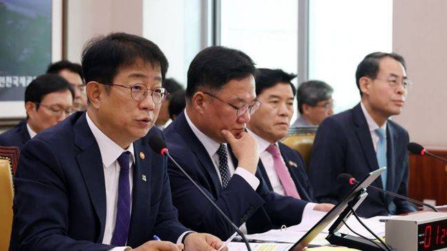 25일 서울 여의도 국회에서 열린 제416회 국회(임시회) 국토교통위원회 제1차 전체회의에서 박상우 국토교통부 장관이 의원 질의에 답하고 있다.ⓒ 뉴시스