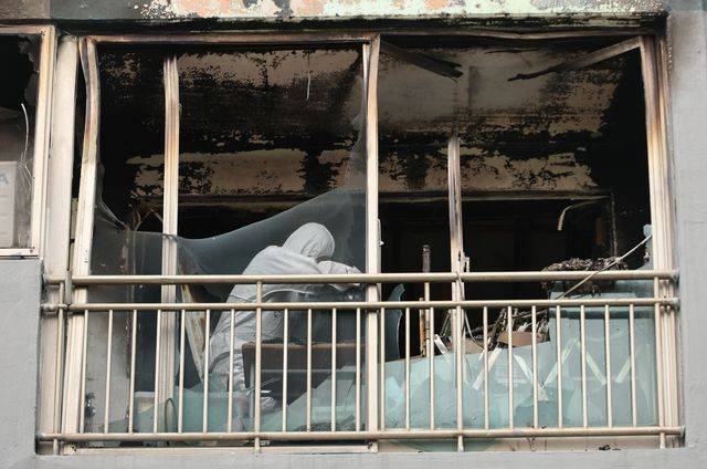 지난 24일 화재가 발생한 부산 부산진구의 한 아파트에서 경찰 등 관계기관의 합동 감식이 진행되고 있다.ⓒ연합뉴스