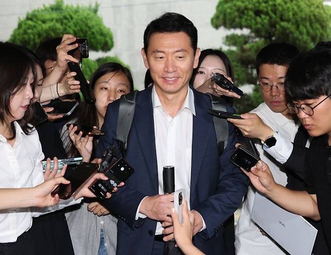 김건희 여사와 관련한 각종 의혹 사건을 수사하는 민중기 특별검사팀 박상진 특검보가 25일 서울 서초구에 마련된 특검팀 임시 사무실로 출근하고 있다. ⓒ연합뉴스