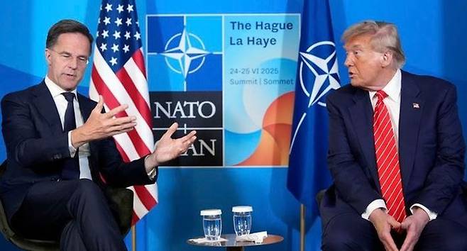 25일(현지시간) 나토 정상회의가 열리고 있는 네덜란드 헤이그에서 도널드 트럼프(오른쪽) 미국 대통령과 마크 뤼터 나토 사무총장이 만나 회담하고 있다. ⓒ AP/뉴시스