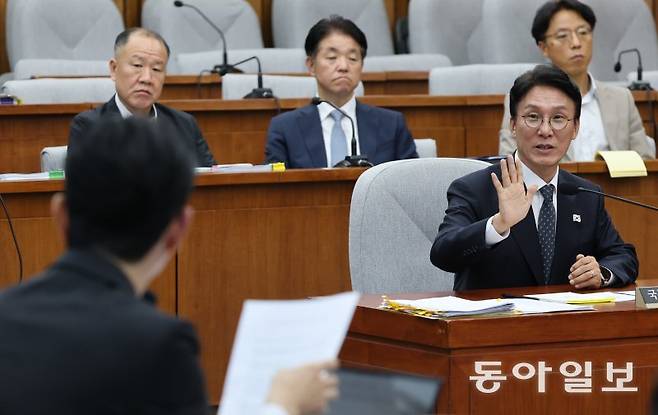 김민석 국무총리 후보자(오른쪽)가 24일 국회에서 열린 인사청문회에서 답변하고 있다. 김 후보자는 과거 불법 정치자금을 제공했던 강모 씨로부터 매달 450만 원의 미국 유학비용을 지원받았다는 의혹에 대해 “강 씨가 ‘배추 농사에 투자하면 학비에 도움이 될 수 있다’고 해 전세금을 빼서 (투자금으로) 줬다”고 해명했다. 장승윤 기자 tomato99@donga.com
