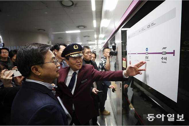 김동연 경기도지사가 2024년 3월, GTX A노선 동탄역 지하 6층 승강장을 방문해 현장을 확인하고 있다. 경기도 제공