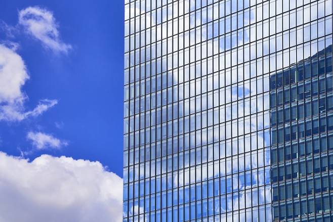 국내 연구진이 무결점 전자수송층을 개발하고 고효율·고발광 페로브스카이트 태양전지 구현에 성공했다.&nbsp;게티이미지뱅크 제공