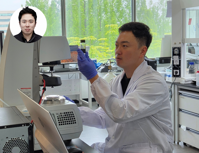 왼쪽부터 스티브 박 KAIST 신소재공학과 교수, 박규순 박사과정생(육군 소령). KAIST 제공