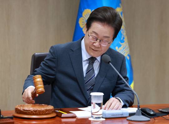 <YONHAP PHOTO-2417> 이재명 대통령 국무회의 개회



    (서울=연합뉴스) 홍해인 기자 = 이재명 대통령이 24일 서울 용산 대통령실 청사에서 열린 국무회의에서 의사봉을 두드리며 개회 선언을 하고 있다. 2025.6.24



    hihong@yna.co.kr/2025-06-24 10:12:26/<저작권자 ⓒ 1980-2025 ㈜연합뉴스. 무단 전재 재배포 금지, AI 학습 및 활용 금지>