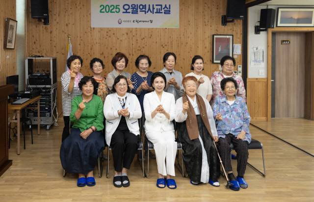 이재명 대통령의 부인 김혜경 여사가 25일 광주 남구 양림동 오월어머니집에 방문해 기념촬영을 하는 모습. 대통령실 제공.