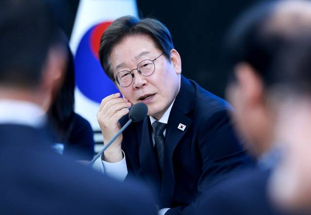 이재명 대통령이 25일 광주광역시 국립아시아문화전당에서 '광주시민·전남도민 타운홀미팅'을 하며 발언하고 있다. 대통령실통신사진기자단=연합뉴스.