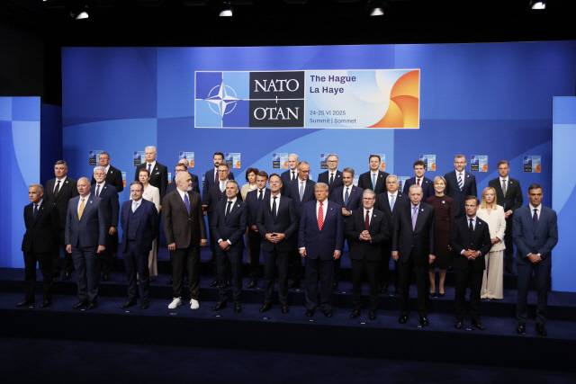 24일(현지시간) 나토 회원국 정상들과 대표들이 네덜란드 헤이그에서 본회의에 앞서 기념촬영을 하고 있다. AP 연합뉴스